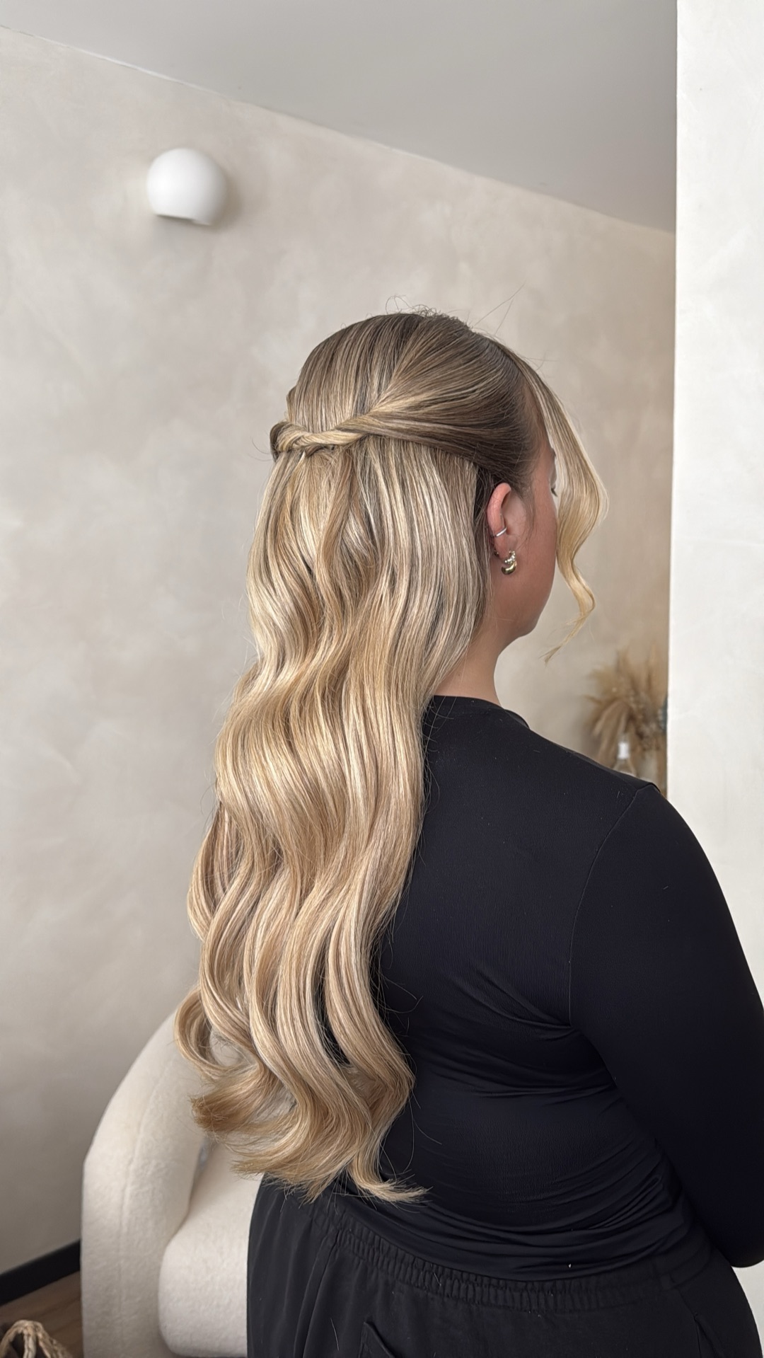 Blonde Wellen Half-Up von Reta Yamaci Köln
